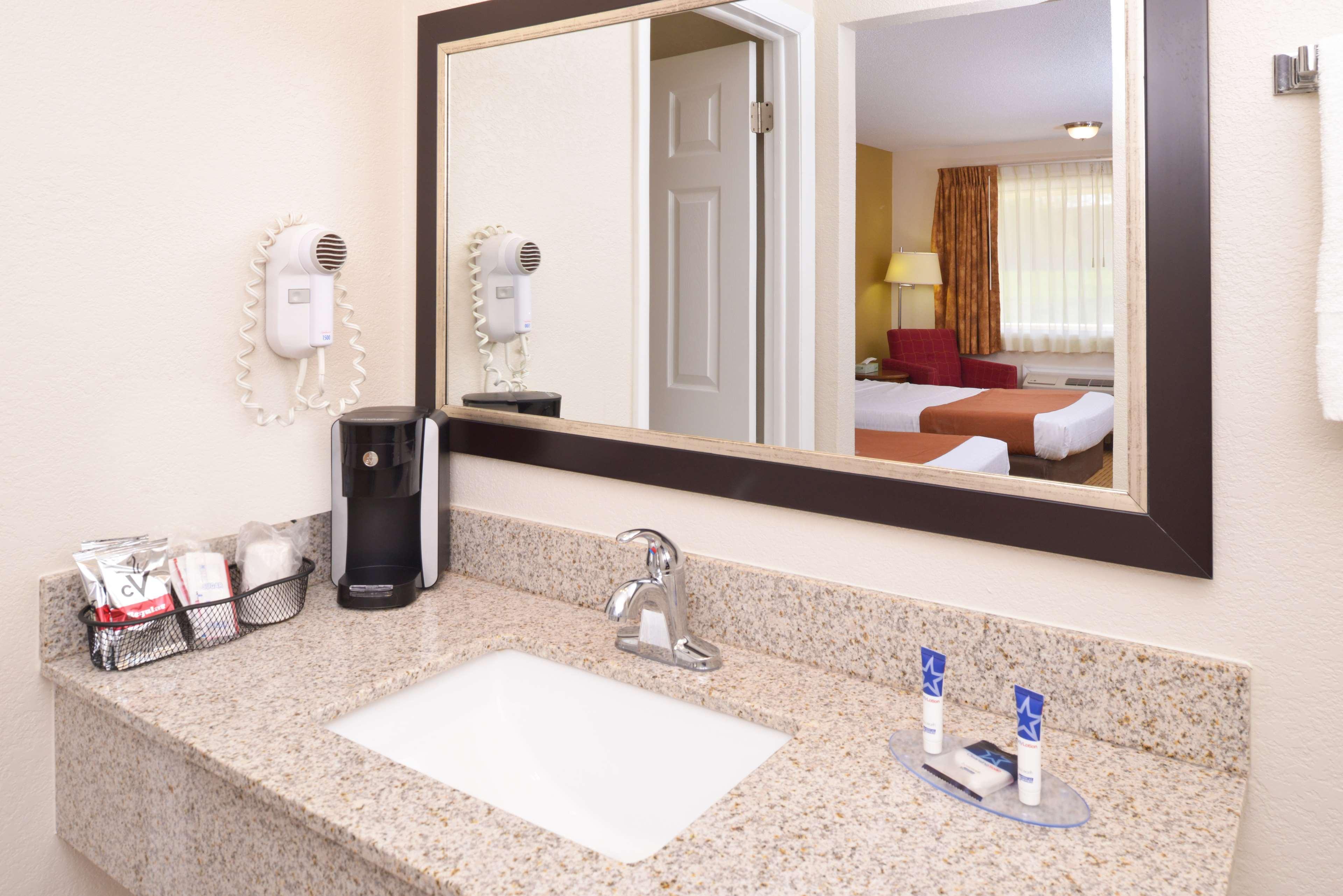 Americas Best Value Inn Plattsburgh Ngoại thất bức ảnh