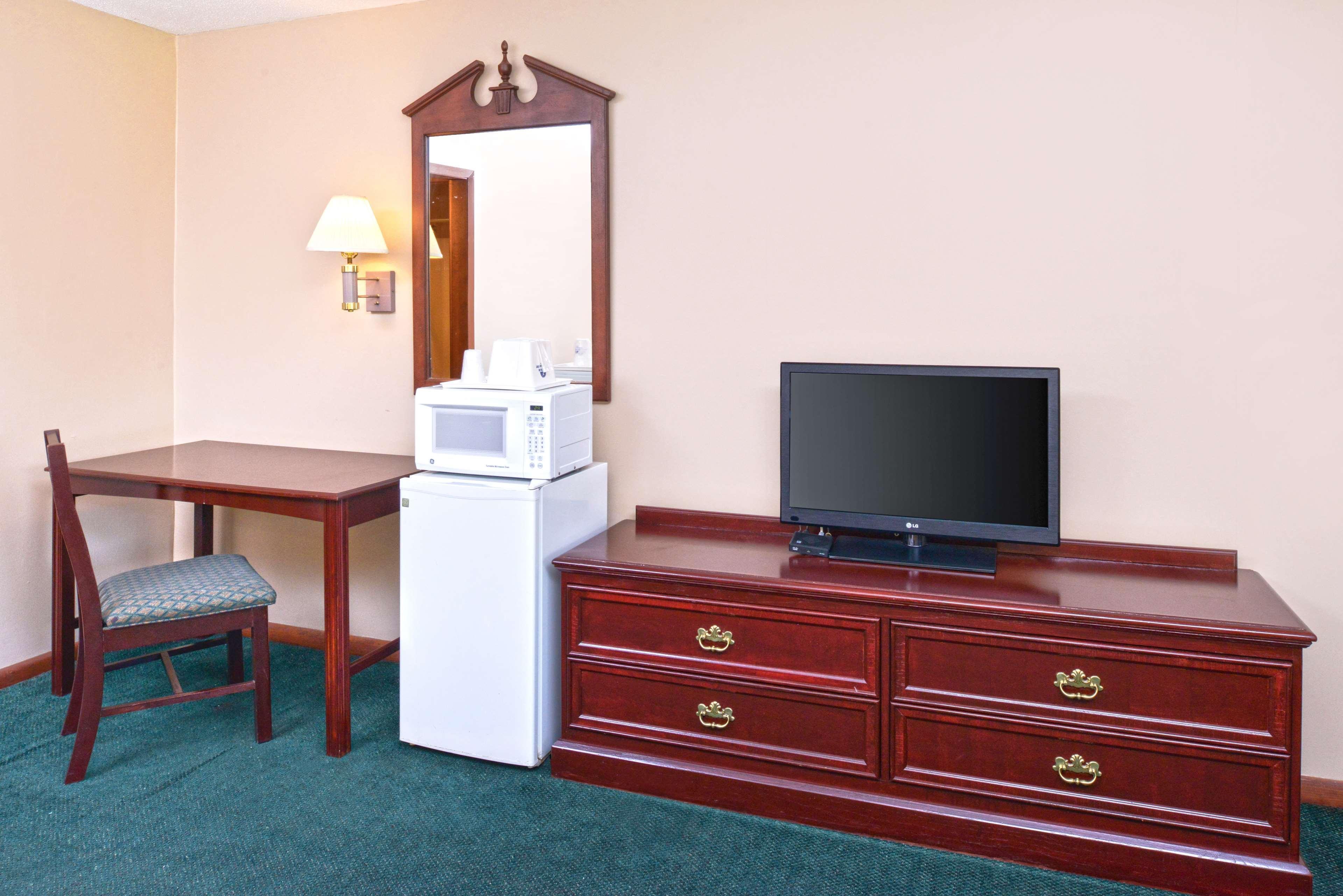 Americas Best Value Inn Plattsburgh Ngoại thất bức ảnh