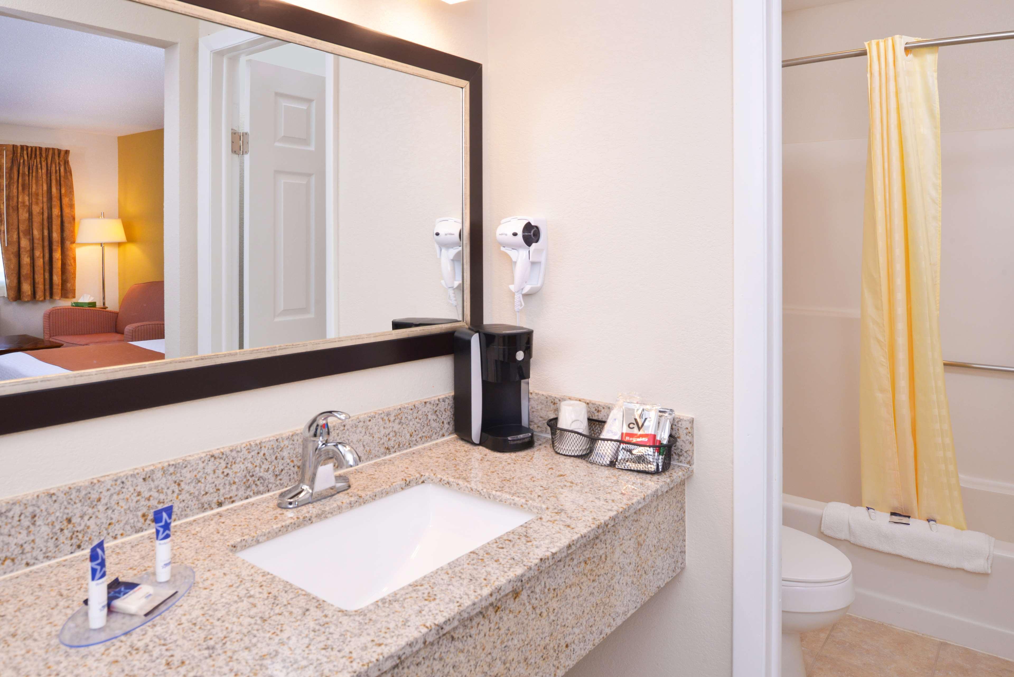 Americas Best Value Inn Plattsburgh Ngoại thất bức ảnh