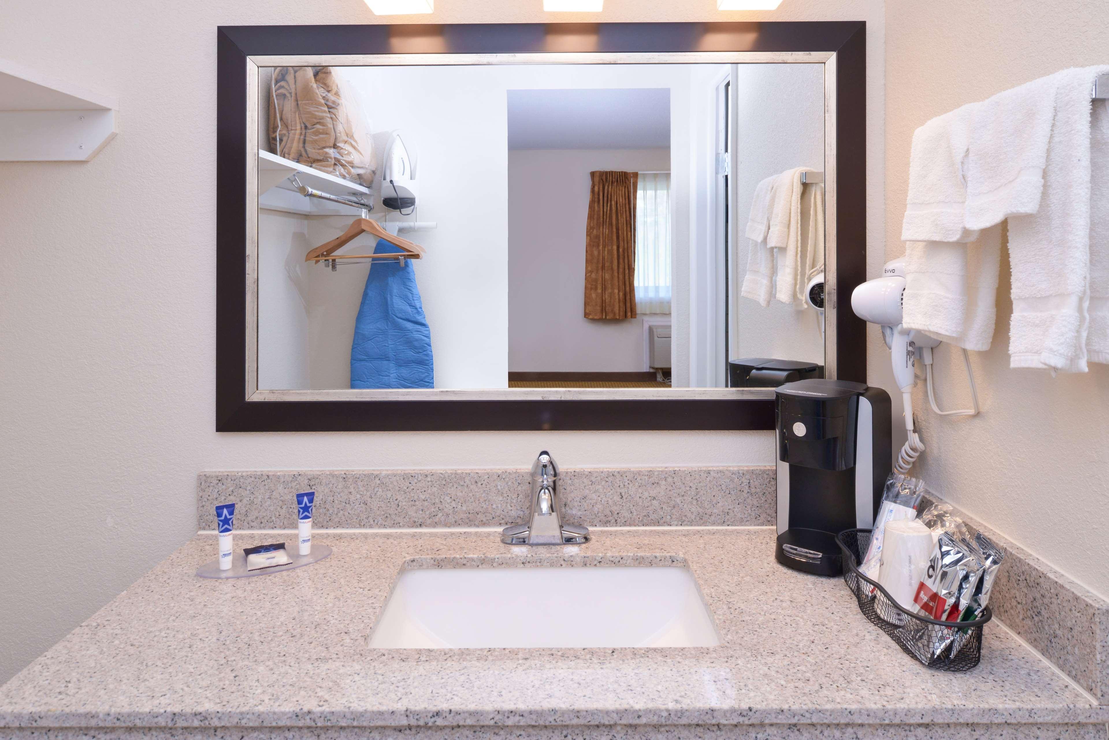 Americas Best Value Inn Plattsburgh Ngoại thất bức ảnh