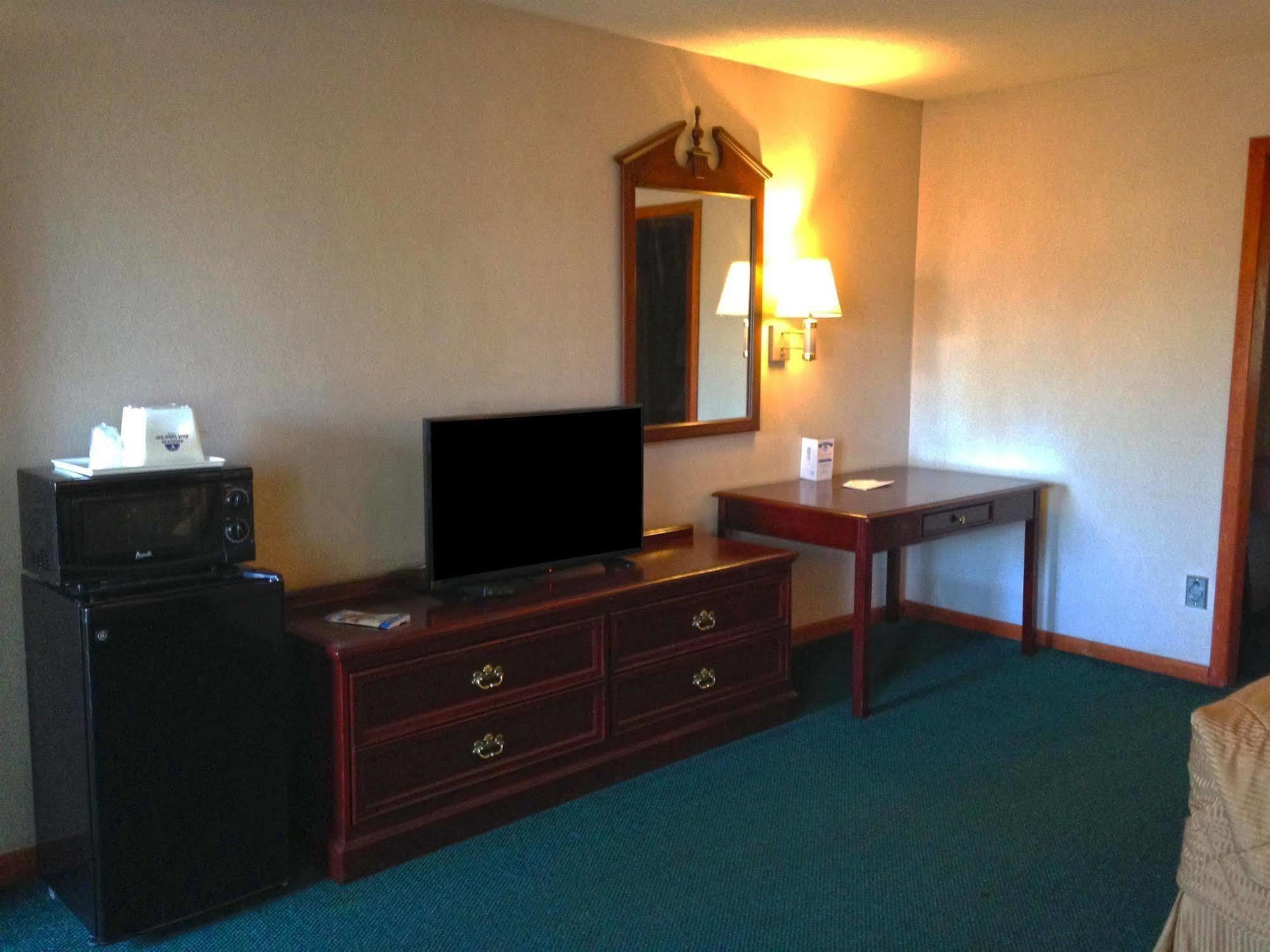 Americas Best Value Inn Plattsburgh Ngoại thất bức ảnh